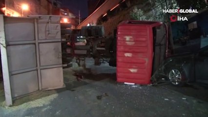 İnşaata kum döken kamyon yola devrildi