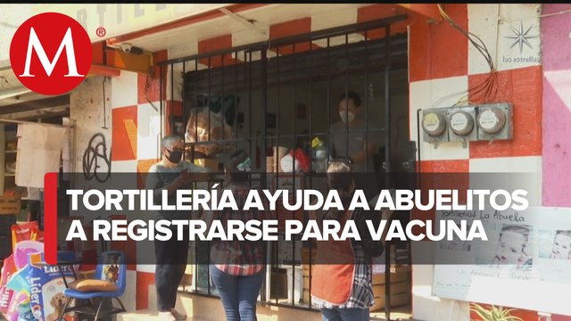 Tortillería ayuda a adultos mayores a registrarse para recibir vacuna anticovid-19