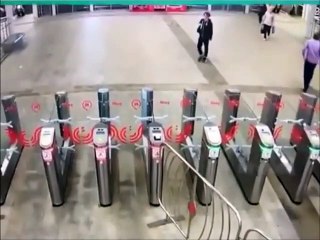 Un homme en colère prend le métro façon "gros dur"