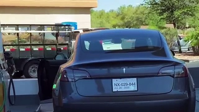 Il essaie de mettre de l'essence dans sa Tesla... électrique