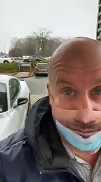 Il piège les gens avec son masque et c'est très drôle