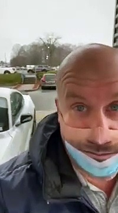 Il piège les gens avec son masque et c'est très drôle