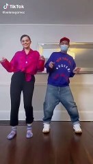 سيلينا جوميز ترتدي عقد من MESSIKA