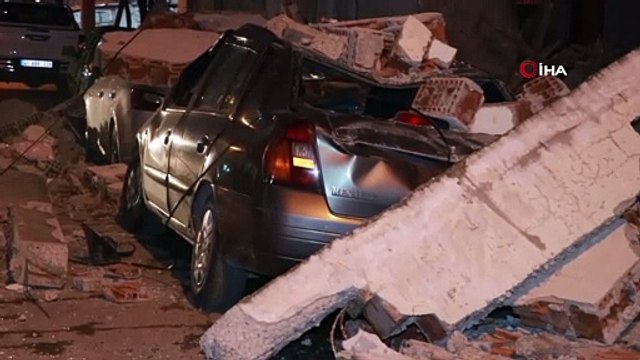 Gördükleri manzara karşısında şoke oldular...Park halindeki otomobillerin üzerine beton düştü