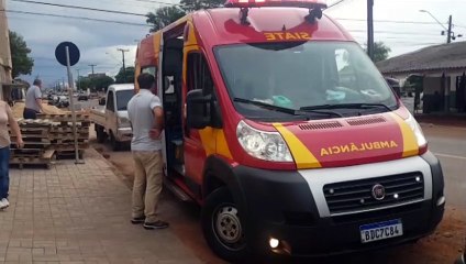 Ciclista fica ferido ao colidir em caminhão carregado de paver, na Rua Itália, no Cascavel Velho