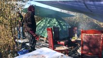 شاهد: المهاجرون في مخيمات كاليه الفرنسية يفضلون الخيم وسط البرد على مراكز الإيواء المؤقتة