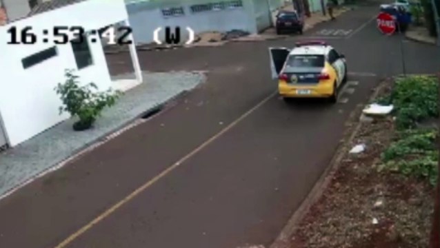 Câmera de segurança registra o momento em que ladrão é preso após invadir residência no Esmeralda