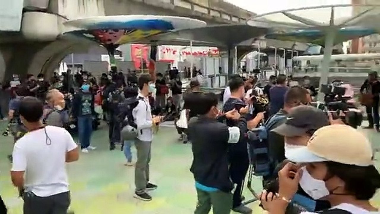 10-2-2564 บรรยากาศกลุ่มราษฎรนัด "ตีหม้อไล่เผด็จการ" บริเวณ Skywalk แยกปทุมวัน จนท.เข้มคุมพื้นที่