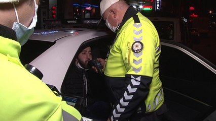 Download Video: Kısıtlamada kontrol noktasından kaçan şahıstan polislere, 