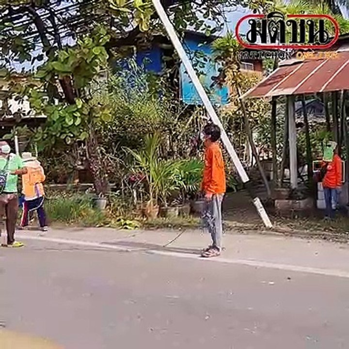 โวยรถเทรลเลอร์ขับสุดชุ่ย ขนของสูงชนป้ายสะพานพัง