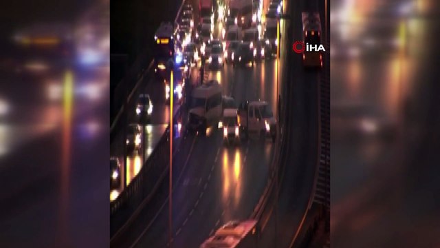 E-5 Sefaköy- Edirne istikametinde minibüs bariyerlere çarptı. Trafik durma noktasına geldi