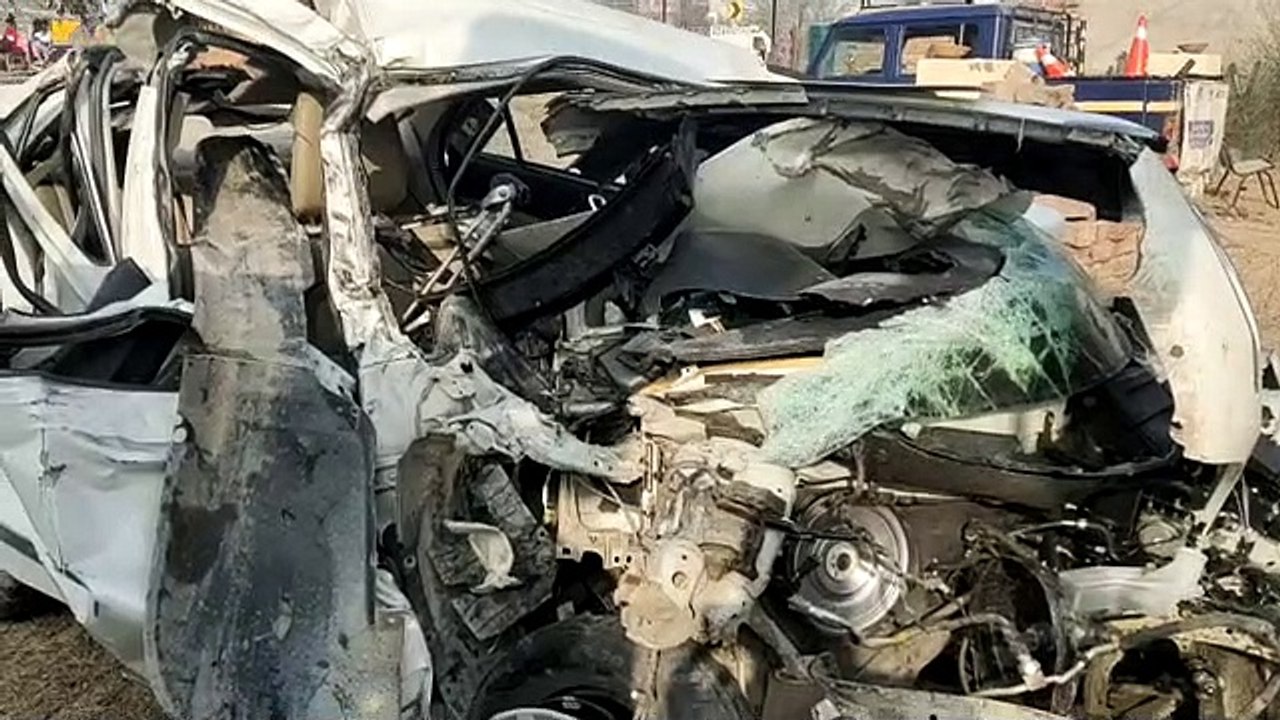 भीषण भिडंत: गेहूं काटने वाली कैंपेन से टकराकर उल्टी दिशा में घूम गई कार, दो की मौत, दो घायल