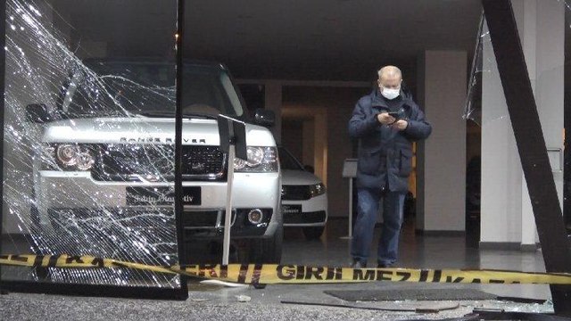 500 bin TL’lik lüks otomobili, cam vitrinden çıkartarak kaçtılar