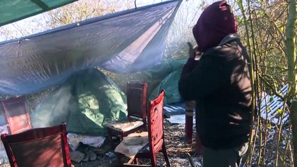 I clandestini a Calais sfidano il rigore dell'inverno pour di arrivare sulle coste inglesi