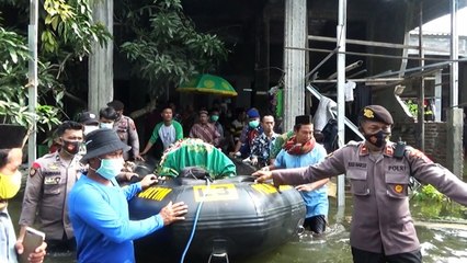 Banjir, Jenazah di Demak Terpaksa Diangkut dengan Perahu Karet
