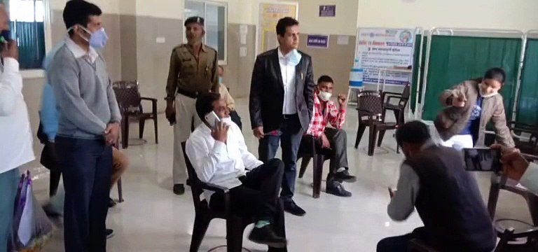 शाजापुर तहसीलदार ने लगाई वैक्सीन