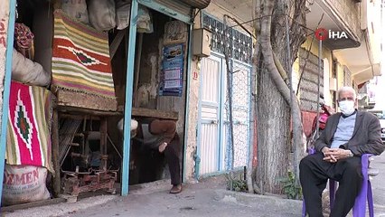 Türkülere konu olan kilimi türkü söyleyerek dokuyor