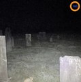 Il se balade dans un cimetière en pleine nuit et pense avoir photographié un esprit...