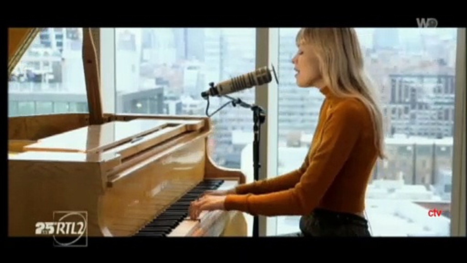 Angèle chante "Balance ton quoi" en live au piano - Vidéo Dailymotion