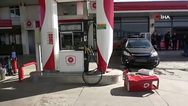 Otomobil benzin istasyonuna daldı, faciadan dönüldü