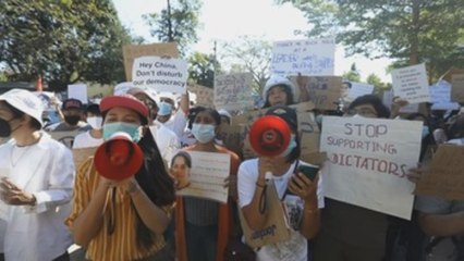 Los militares intentan controlar internet mientras continúan las detenciones