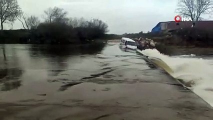 Suya kapılan minibüste can pazarı