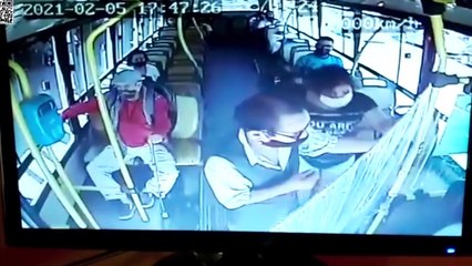 Una mujer condenada por violencia apuñaló a un colectivero