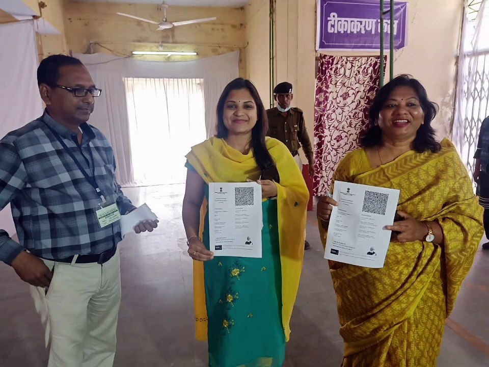 एडीएम और डिप्टी कलेक्टर ने लगवाया कोरोना का टीका