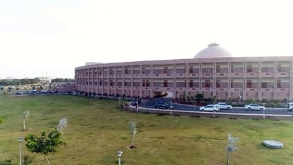 अतिक्रमण नहींं हटाने और अवैध निर्माणों को लेकर अफसरों को फटकार