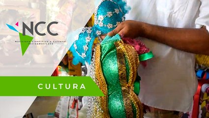 Un artista de Chiapas, convierte la basura en vestuario para certámenes de belleza
