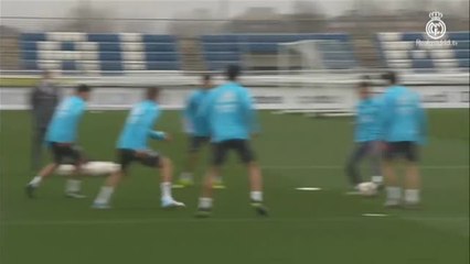 Скачать видео: El Real Madrid continúa preparando el partido del Valencia con la novedad de Carvajal y Lucas Vázquez