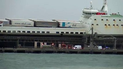 Ro-Ro gemisi limana yanaştırıldı, yangına karadan itfaiye müdahalesi başladı