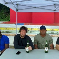 Mark Wahlberg está en RD disfrutando y brindando con amigos