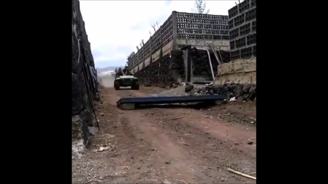 Il se fait éjecter de sa voiturette en faisant l'idiot avec ses potes