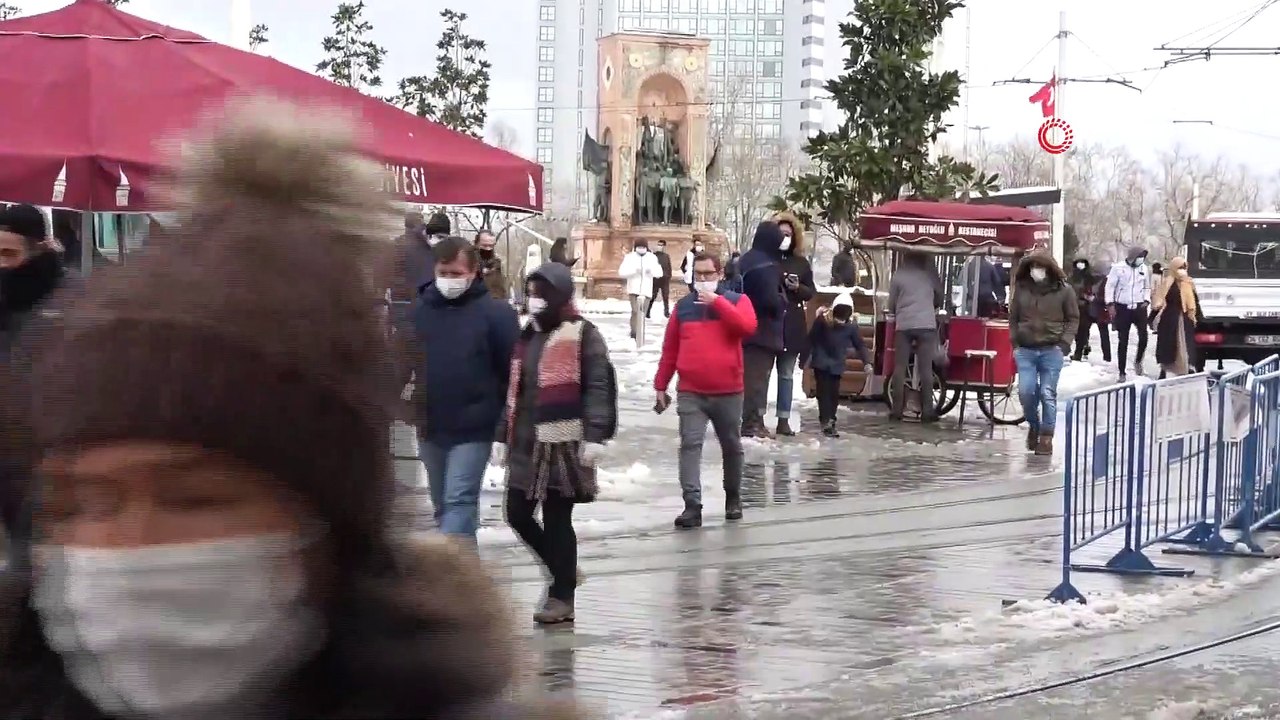 Taksim’den Kar Manzaraları: Kimi Kar Topu Oynadı, Kimi Fotoğraf Çektirdi