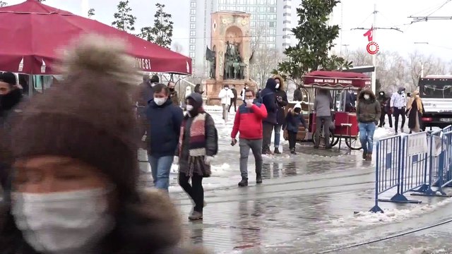 Taksim’den Kar Manzaraları: Kimi Kar Topu Oynadı, Kimi Fotoğraf Çektirdi