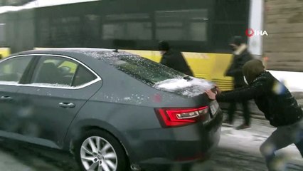 Başakşehir’de Araçlar Mahsur Kaldı... Yolda Kalan Otobüsü Vatandaşlar Kurtarmaya Çalıştı