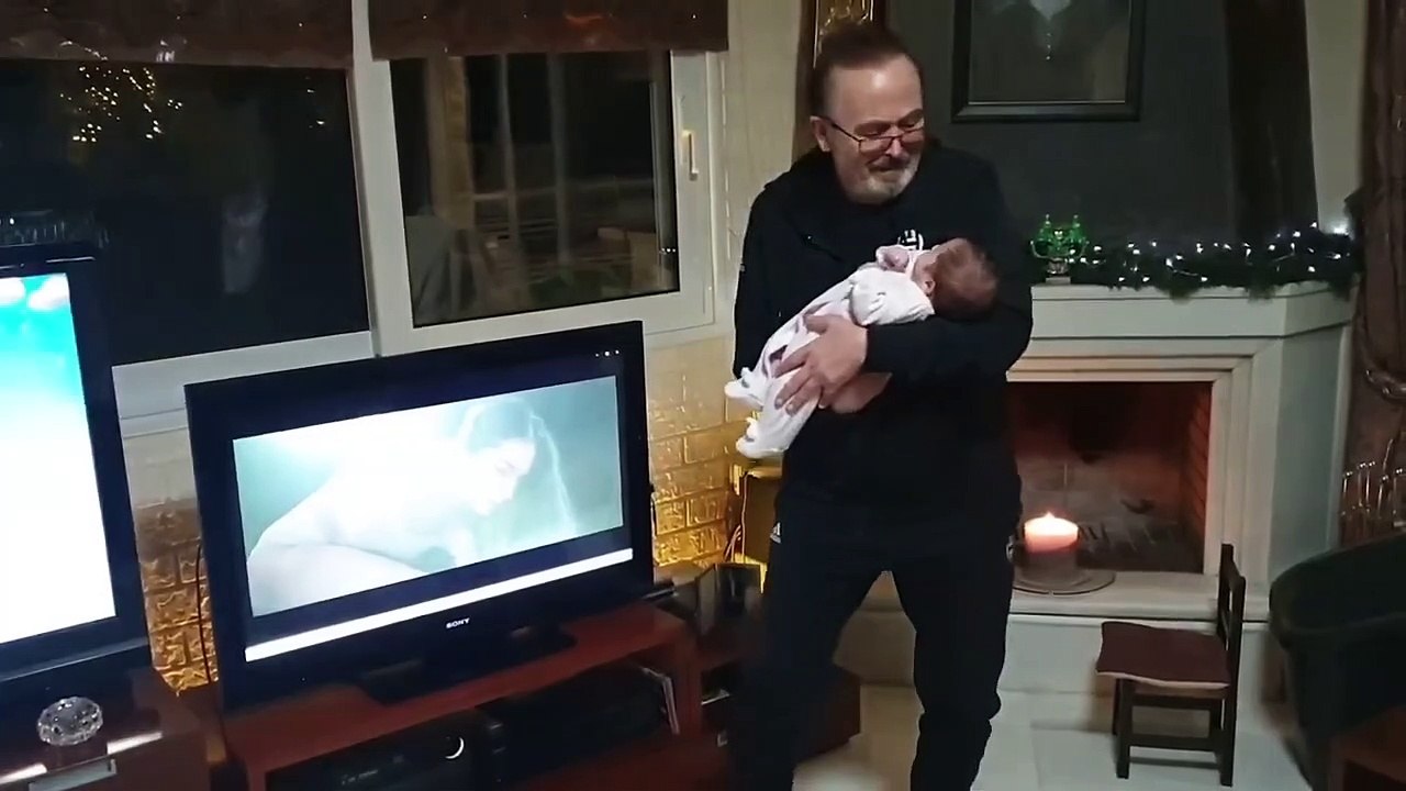 Γονίδης: Λιώσαμε - Δείτε τον να... νανουρίζει την κορούλα του με το νέο του τραγούδι