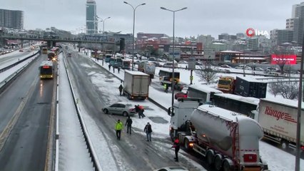 - Beylikdüzü E5'te yoğun kar yağışı nedeniyle trafik durdu