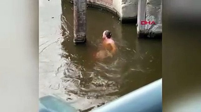 Donmuş kanalda kayak yapan kişi, buz kırılınca suya böyle düştü