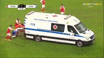 Futbolistas empujan una ambulancia