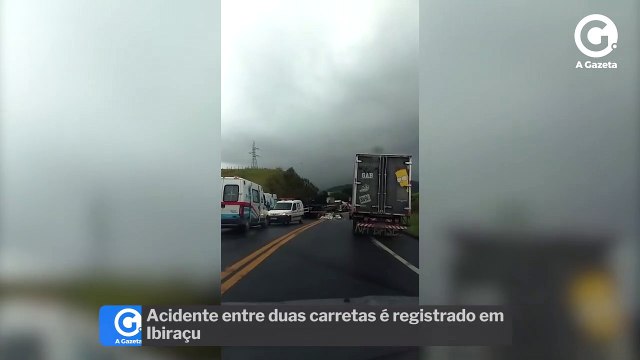 Acidente entre duas carretas é registrado em Ibiraçu