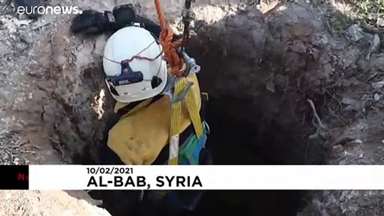 En Syrie, des casques blancs syriens sauvent une petite fille tombée dans un puits