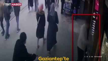 Döviz bürosunda para sayan kişiyi böyle gasbetti