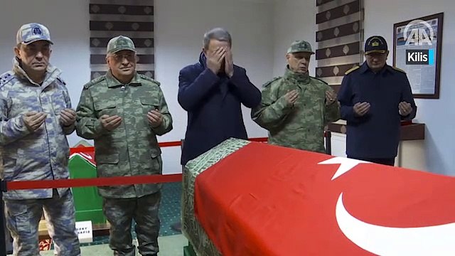 Bakan Akar ve komutanlar Suriye sınırında