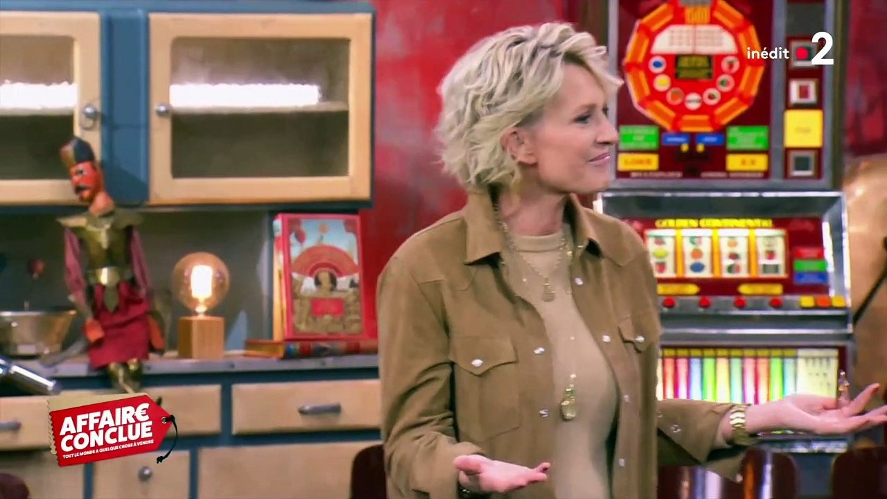 Affaire conclue : la commissaire-priseur très émue devant l'objet d'une vendeuse (vidéo)