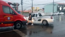 Mulher fica ferida em acidente de trânsito na Avenida Brasil, esquina com a Flamboyant