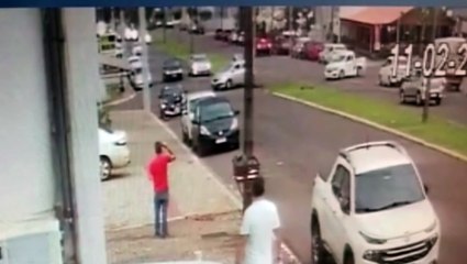 Câmera registra o momento da colisão entre carro de distribuidora de gás e Montana, no Coqueiral