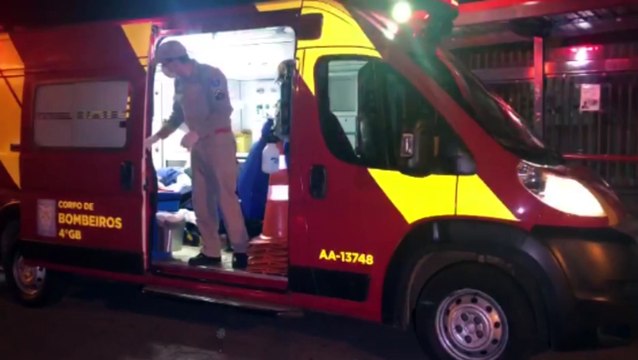 Idoso de 89 anos é socorrido pelo Siate após sofrer queda em casa na Rua Agostinho dos Santos, no Brasília