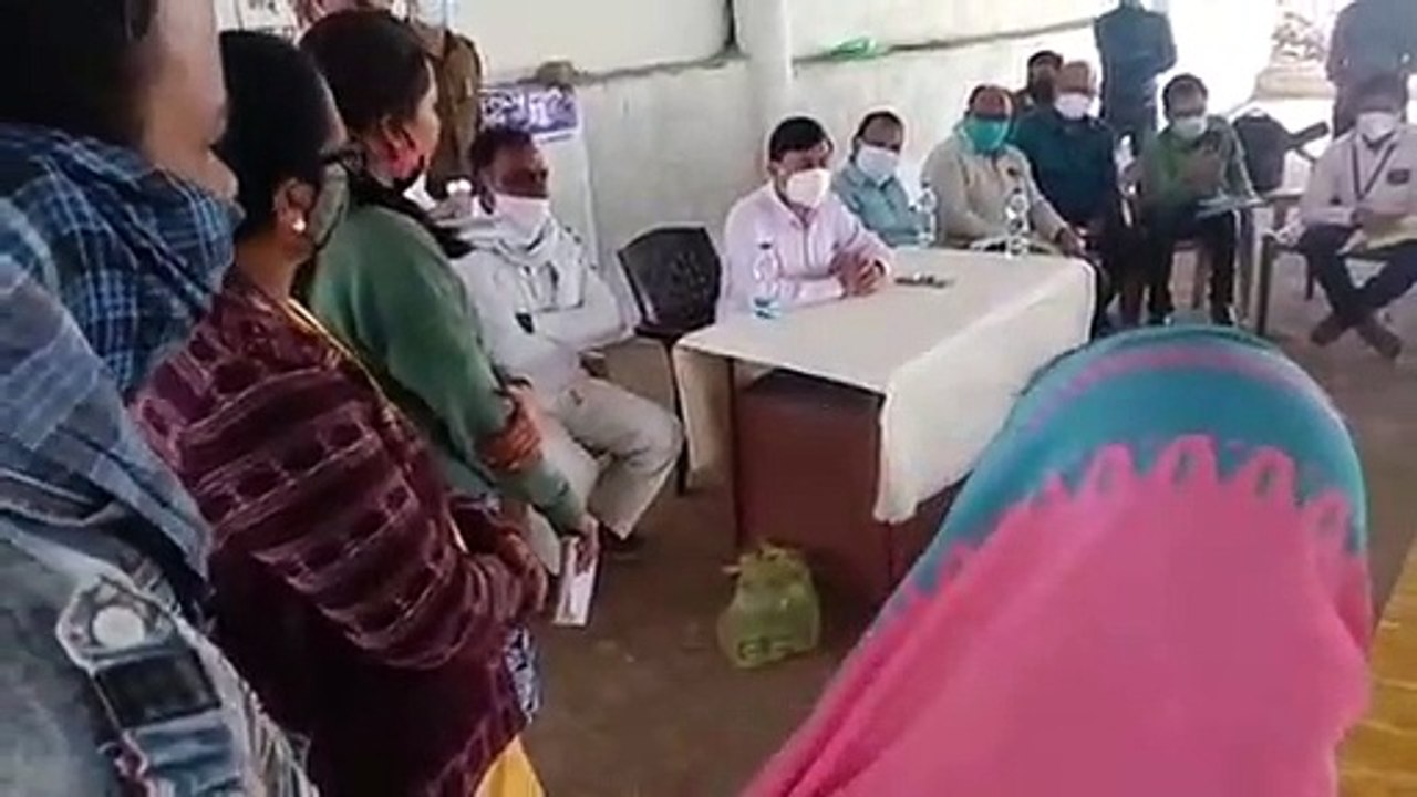 किसान ने शिविर में कलेक्टर को बताई समस्याएं कलेक्टर ने तुरंत किया समाधान